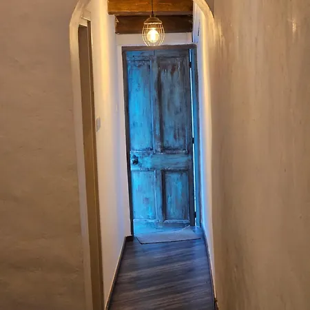 Traditional Adobe House In Evrychou With Cozy Garden And Fireplace! 尼科西亚