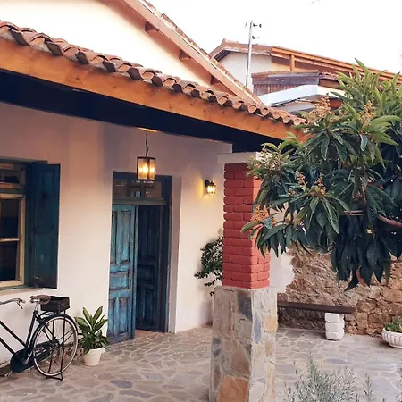 Dom wakacyjny Traditional Adobe House In Evrychou With Cozy Garden&fireplace! *