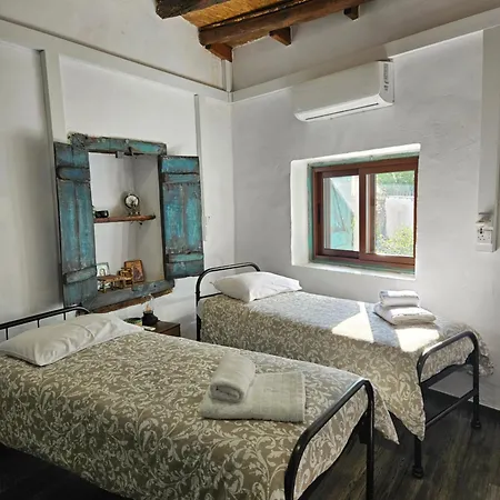 Traditional Adobe House In Evrychou With Cozy Garden And Fireplace! 度假居 尼科西亚