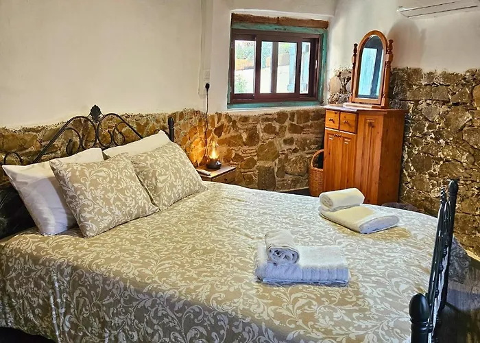 Traditional Adobe House In Evrychou With Cozy Garden And Fireplace! Prázdninový dům