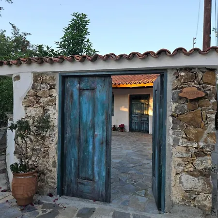 Traditional Adobe House In Evrychou With Cozy Garden And Fireplace! Casa de Férias Nicósia