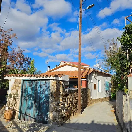 Traditional Adobe House In Evrychou With Cozy Garden And Fireplace! Casa de Férias Nicósia