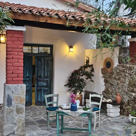 Casa de Férias Traditional Adobe House In Evrychou With Cozy Garden And Fireplace!