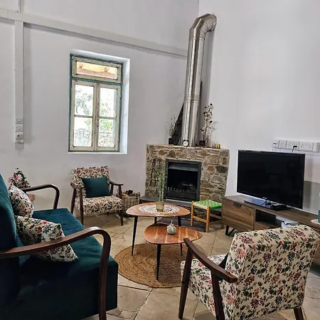 Dom wakacyjny Traditional Adobe House In Evrychou With Cozy Garden&fireplace! *
