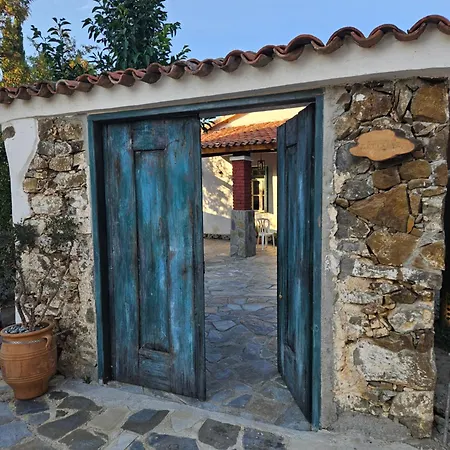 Dom wakacyjny Traditional Adobe House In Evrychou With Cozy Garden&fireplace!