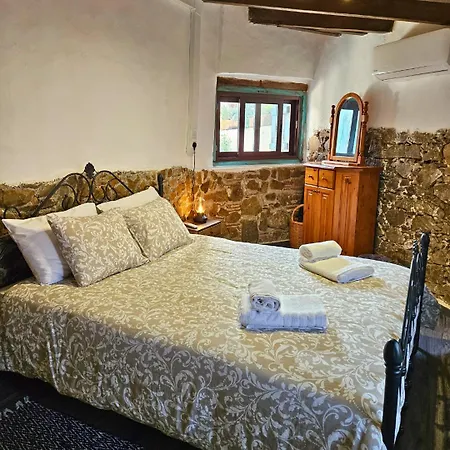 Traditional Adobe House In Evrychou With Cozy Garden And Fireplace! Casa de Férias