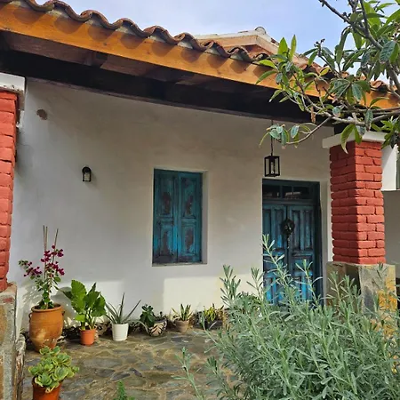 Dom wakacyjny Traditional Adobe House In Evrychou With Cozy Garden&fireplace!