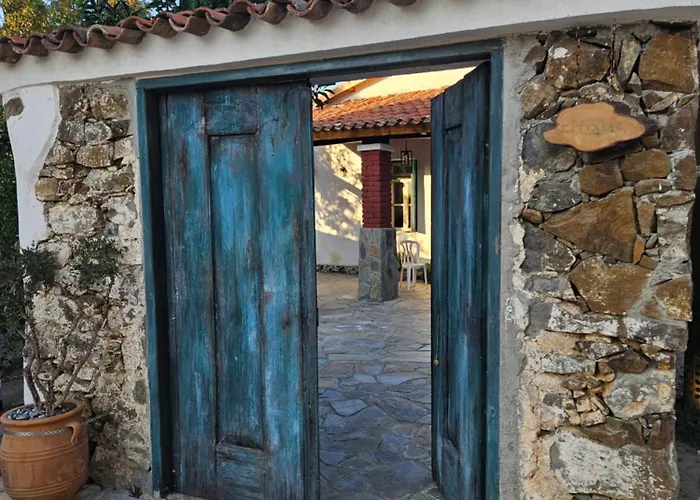 Casa vacanze Traditional Adobe House In Evrychou With Cozy Garden And Fireplace!